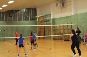 Kinder Spielen Volleyball in Halle Saale 